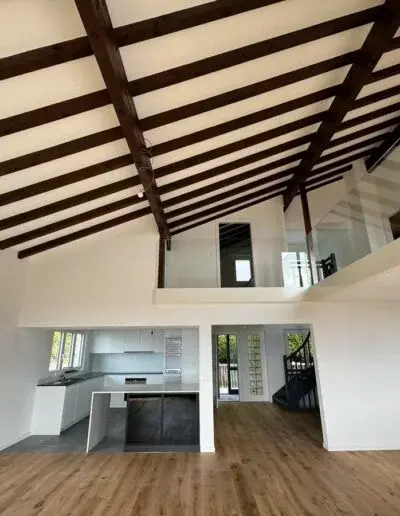 Intérieur rénové avec charpente apparente et finitions soignées par AA Deco